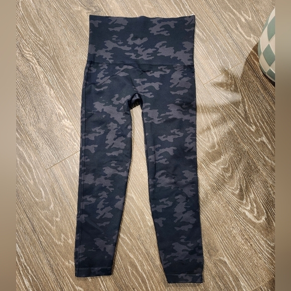 SPANX Pants - Spanx Look at Me Now Leggings in Black Camo size XL Brand New without tags